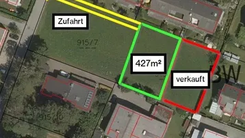 Katasterplan mit Grundstücksgrenzen, Zufahrt und markiertem Verkaufsbereich des Baugrundstücks.