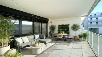 Großer, möblierter Balkon mit Pflanzen, Lichterkette und Blick auf die Umgebung.