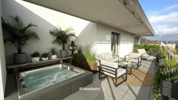 Geräumige Dachterrasse mit Whirlpool, bequemen Loungemöbeln und Pflanzen für entspannte Stunden im Freien.
