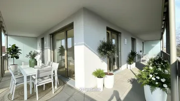 Großer, sonniger Balkon mit Esstisch und Pflanzen, ideal für Mahlzeiten im Freien.