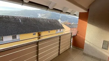 Geräumiger Balkon mit Fliesenboden und weitem Blick über die Umgebung.