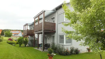 Modernes Reihenhaus mit gepflegtem Garten, Terrasse und Balkonen in ruhiger Wohnlage.