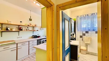 Blick von der Küche in das Badezimmer, beide Räume mit funktionaler Ausstattung.