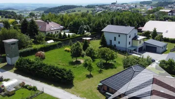 Luftaufnahme des Grundstücks mit umliegender ländlicher Bebauung und weitem Blick in die Landschaft.