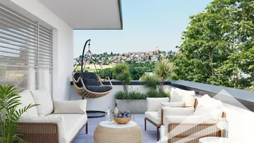 Geräumiger Balkon mit bequemen Loungemöbeln und weitem Blick über die umliegende Landschaft.