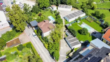 Luftaufnahme eines Grundstücks mit Wohnhaus, Nebengebäuden und viel Grünfläche in ländlicher Umgebung.