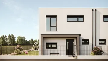 Moderne Reihenhausfassade mit großen Fenstern, schwarzem Zaun und kleinem Vorgarten mit Spielplatz.
