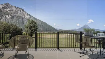 Geräumige Terrasse mit modernen Outdoor-Möbeln und einem beeindruckenden Panoramablick auf die Berge.