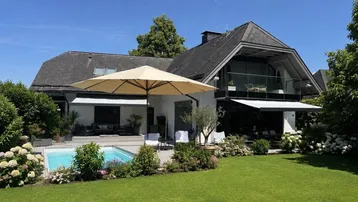 Großzügiges Anwesen mit gepflegtem Garten, privatem Pool und sonnigen Terrassenbereichen für Entspannung.