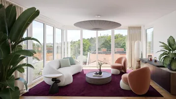 Lichtdurchflutetes Wohnzimmer mit großen Fenstern, Holzboden und Blick ins Grüne.