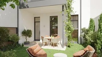 Moderne Terrasse mit Gartenmöbeln und Rasenfläche, umgeben von Grünpflanzen und einem Neubau.