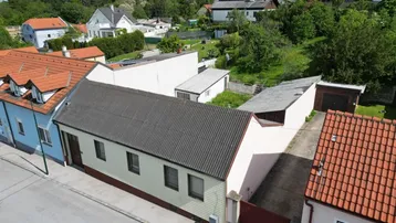Expose Sanierungsprojekt mit Weitblick – Haus mit großem Grundstück nahe Wien