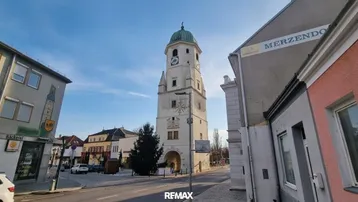Blick auf den historischen Kirchturm und die umliegenden Gebäude in der Stadtmitte.