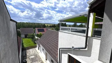 Weitblick über die Nachbarschaft und die grüne Landschaft von einem oberen Stockwerk.