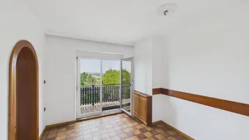 Esszimmer mit Fliesenboden und Zugang zu einem Balkon mit Weitblick.