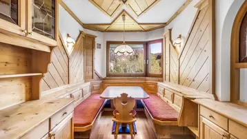Gemütlicher Essbereich im alpenländischen Stil mit Holztäfelung und Eckbank, ideal für gesellige Mahlzeiten.