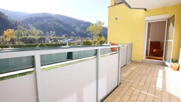 Geräumiger Balkon mit Fliesenboden und herrlichem Bergblick.