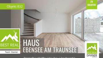 Helles Wohnzimmer mit Holzfußboden, großen Fenstern und offener Treppe, bereit zur Gestaltung.