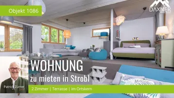 Heller offener Wohnbereich mit Sofa, Esstisch und integriertem Schlafbereich, modern eingerichtet.