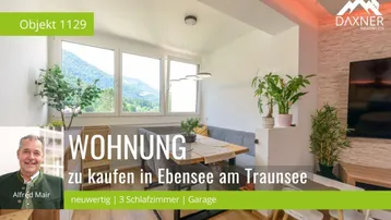 Heller Wohn- und Essbereich mit Bergblick, moderner Beleuchtung und Holzboden.