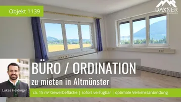 Heller Büroraum mit großen Fenstern und weitem Blick auf die Landschaft und Berge.