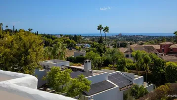 Weitläufiger Meerblick von der Dachterrasse über die umliegende Wohngegend mit viel Grün.