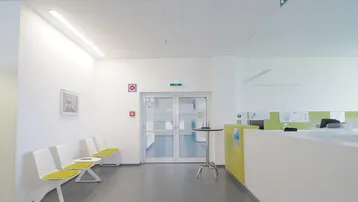 Heller Wartebereich mit modernen Sitzgelegenheiten und Zugang zu weiteren Räumen in einem Bürogebäude.