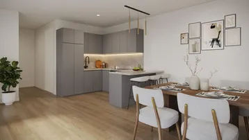 Moderne offene Küche mit Essbereich, grauen Schränken und hellem Holzfußboden.