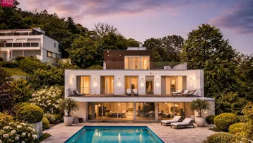 Elegante Villa mit großem Poolbereich und gepflegtem Garten bei Sonnenuntergang.