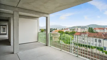 Großer Balkon mit weitem Blick über die Stadt und die umliegende Landschaft.
