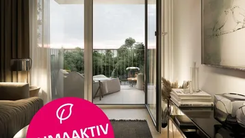 Heller Wohnbereich mit Zugang zum Balkon, modern eingerichtet und mit Blick ins Grüne.