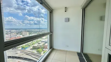 Helle Loggia mit raumhohen Fenstern und weitem Stadtblick über die Umgebung.
