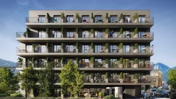 Moderne Wohnfassade mit zahlreichen begrünten Balkonen und Blick auf die umliegenden Berge.