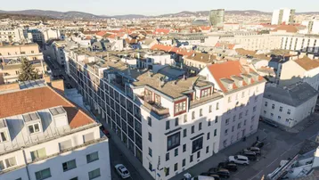 Panoramablick auf ein städtisches Wohngebiet mit moderner Architektur und traditionellen Gebäuden.