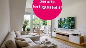 Helles Wohnzimmer mit modernem Design, Holzboden und direktem Zugang zum Balkon mit Grünblick.