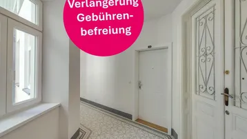 Heller Flur mit gemusterten Fliesen, weißen Türen und einem Fenster, das Tageslicht hereinlässt.
