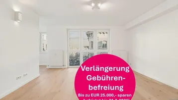 Heller, leerer Raum mit weißen Wänden, Holzboden und großen Fenstern mit Stadtblick.
