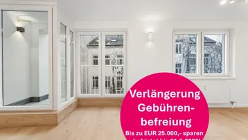 Heller, leerer Raum mit großen Fenstern, hellem Holzboden und weiß gestrichenen Wänden, ideal für modernes Wohnen.