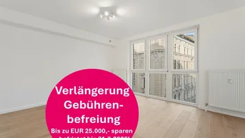 Heller Wohnraum mit Holzboden, großen Fenstern und einem schönen Blick auf die umliegende historische Architektur.