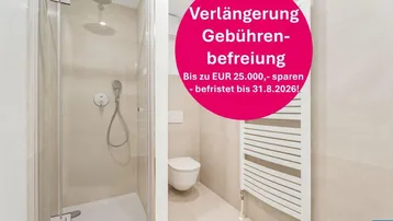 Modernes Badezimmer mit Duschkabine, Wand-WC und beheiztem Handtuchhalter, hell gefliest.