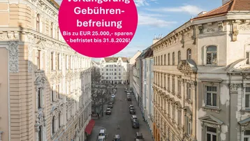 Historische Stadtansicht mit prächtigen Altbauten, die eine belebte Straße säumen, unter blauem Himmel.