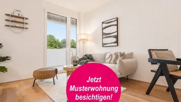 Helles Wohnzimmer mit Holzboden, modernem Sofa und Zugang zu einem Balkon.
