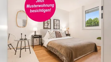 Helles Schlafzimmer mit modernem Bett, Holzboden und einem Fenster mit Blick ins Grüne.