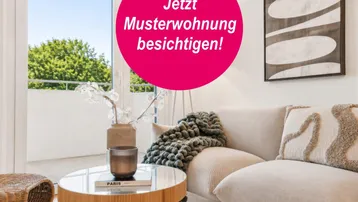Helles Wohnzimmer mit modernem Sofa, Couchtisch und Zugang zum Balkon mit Grünblick.