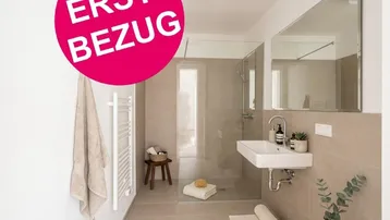 Modernes Badezimmer mit ebenerdiger Dusche, Waschbecken und beheiztem Handtuchhalter, ideal für den Erstbezug.