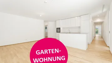 Heller, offener Wohn- und Essbereich mit integrierter moderner Küche und Parkettboden.