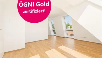 Heller Raum im Dachgeschoss mit Holzboden, schrägen Wänden und großen Fenstern, ÖGNI Gold zertifiziert.