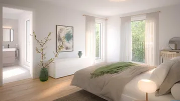 Helles Schlafzimmer mit Holzboden, großen Fenstern, Blick ins Grüne und direktem Zugang zu einem modernen Badezimmer.