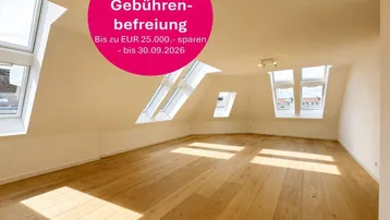 Heller Dachbodenraum mit neuwertigem Holzboden und mehreren Dachfenstern, die viel Tageslicht hereinlassen.