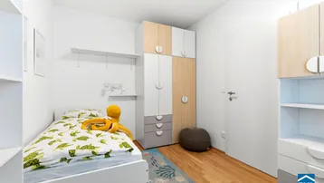 Helles Kinderzimmer mit Einzelbett, Holzschrank und Parkettboden, ideal für junge Bewohner.